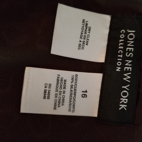 Jones New York soft flowing skirt. Fitted waist, - Picture 2 of 2